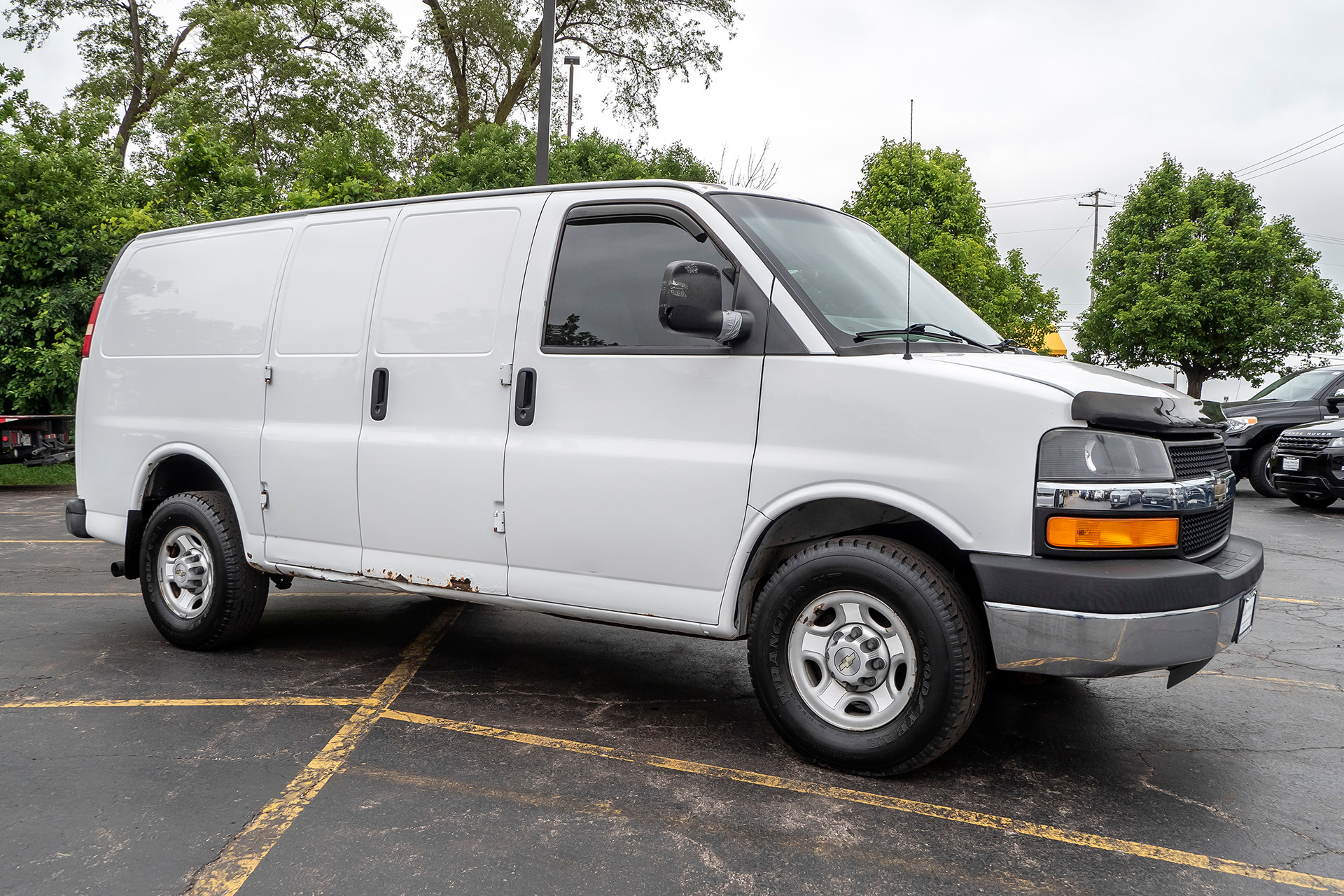 2002 Victory Red Chevrolet Express 2500 Cargo Van 48100186 Photo 4