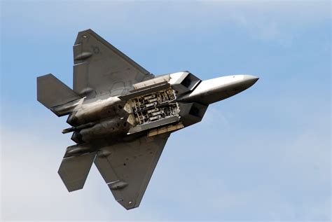 File F 22 Raptor Shows Its Weapon Bay Jpg Wikipedia