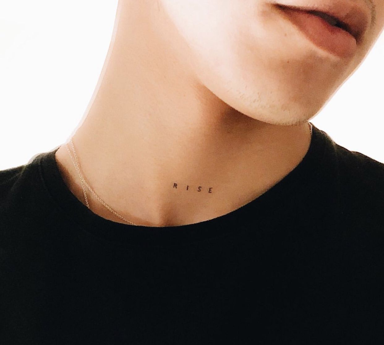 Tatuaje En El Cuello Hombre Letras