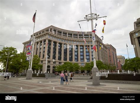 United States Navy Memorial Washington Dc Usa Stock Photo Alamy